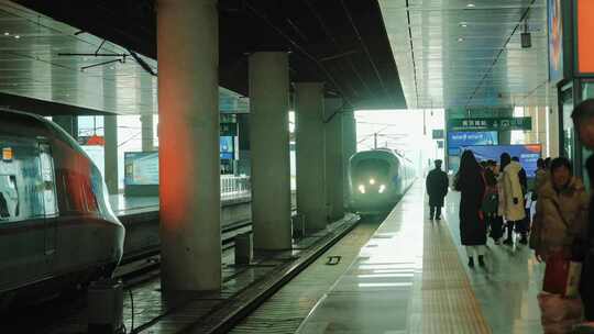 站台上等候上车的乘客和动车高铁车厢门视频素材模板下载