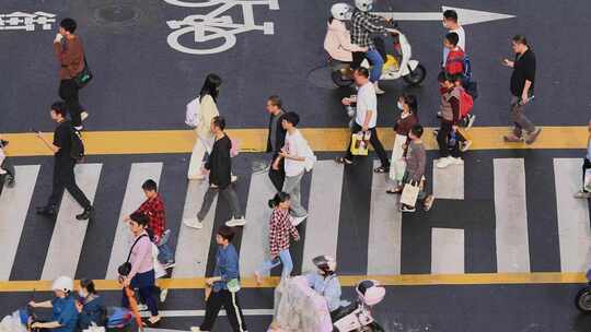 繁华街道路口斑马线人群过马路