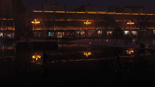冬季夜晚的广场和城市街道灯光