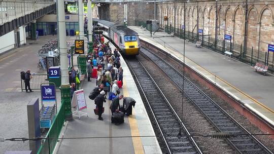 等苏格兰火车的乘客