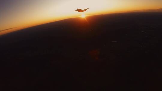 黄昏跳伞运动员在空中飞行视频素材模板下载