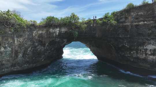 航拍印尼努沙佩尼达岛破碎沙滩里绿松石海浪