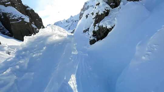 雪山峡谷积雪景象