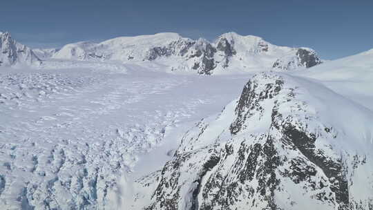 南极洲雪山上空的空中飞行