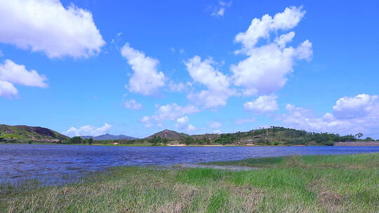 蓝天白云湖边风景