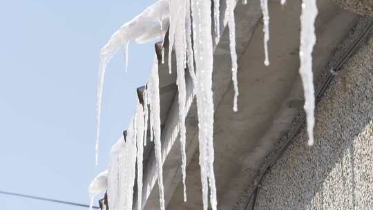 春暖冰化 冰雪融化 房檐滴水