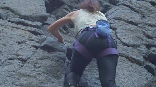 正在攀登悬崖的女人