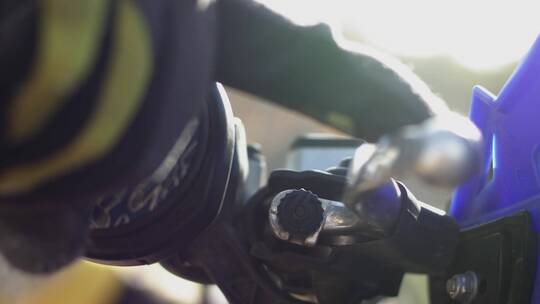 摩托车骑手扣离合器特写视频素材模板下载