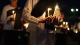 夜间表演蜡烛舞高清在线视频素材下载