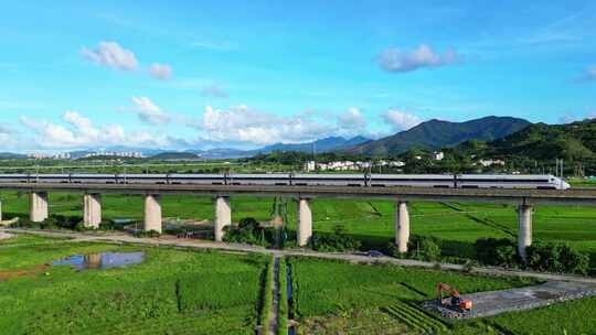 乡村田野上的高铁高架桥风景