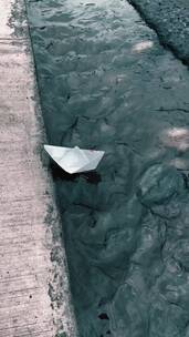 纸船漂浮在水渠上