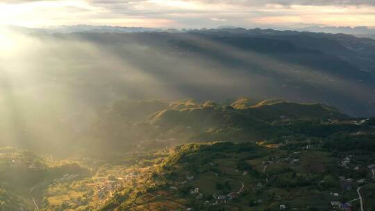 航拍山川峡谷丁达尔效应