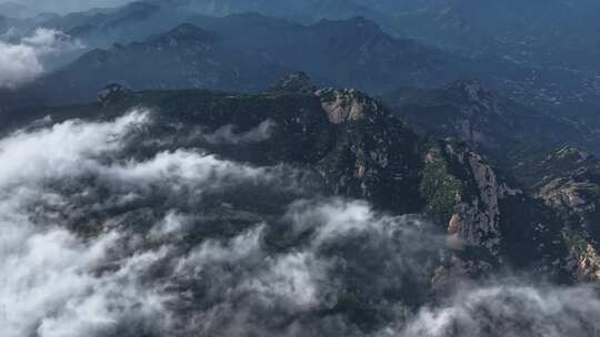 泰山之巅，云海奇观