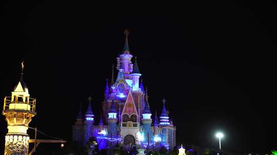 夜晚游乐园城堡灯光秀