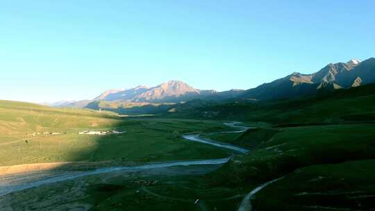 夕阳山谷牧场河流蜿蜒航拍大景