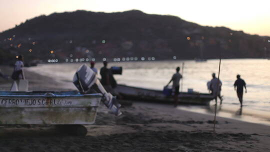 渔民从渔船上搬卸货物视频素材模板下载