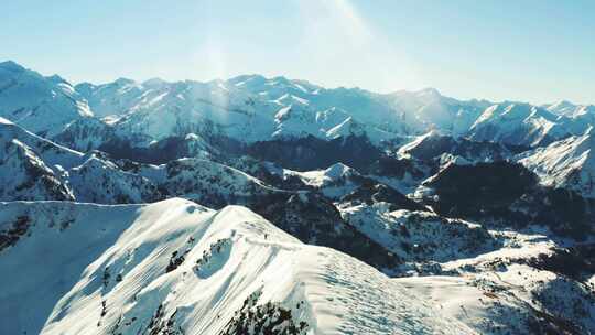 雪山上的徒步旅行者