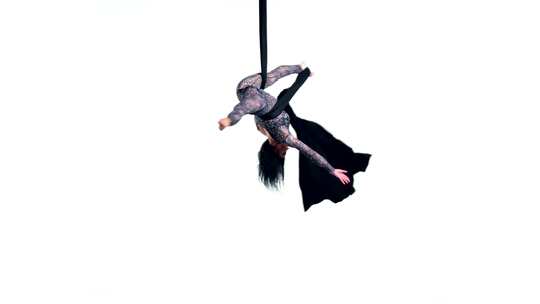 空中丝绸上的女子舞蹈，空中扭曲，空中丝带
