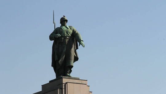 柏林蒂尔加滕二战纪念士兵雕像