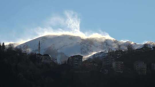 城市后面山上的地面暴雪娱乐