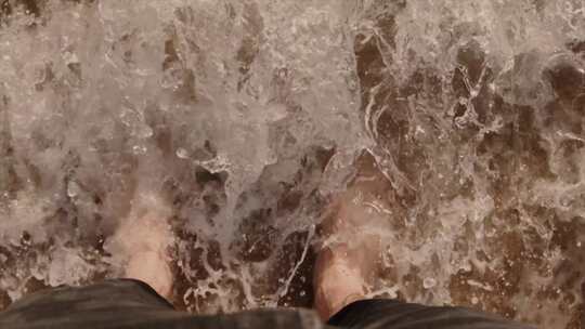 4K-沙滩上海水冲刷男人的脚面