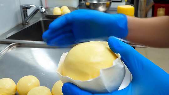 戴手套制作甜点的手部特写