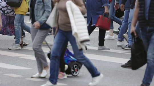 人们在人行横道过马路，城市的人口，一群人