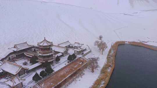 敦煌鸣沙山月牙泉冬天雪景航拍