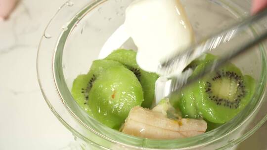 绿色水果果泥搅拌机打水果奶昔