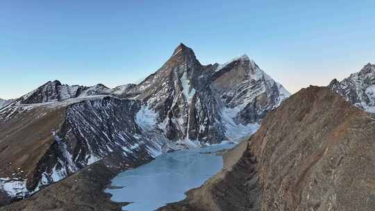 西藏日喀则阿玛直米雪山日照金山高空航拍