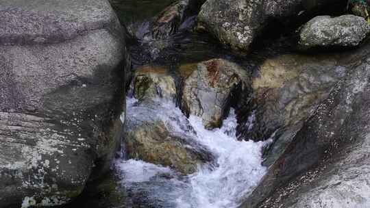 流水大自然小溪水瀑布山涧水源泉水山水视频素材模板下载