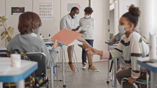 上课时的青少年学生