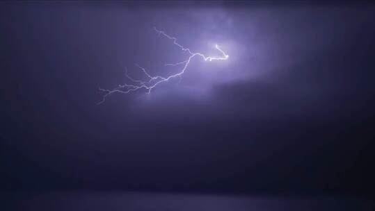 海面上的闪电电闪雷鸣恶劣天气狂风暴雨_4K