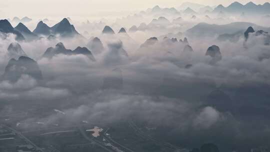 云海缭绕的壮美群山景观延时