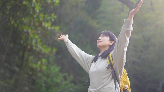 年轻活力青春女孩独自郊游踏青生态茶园