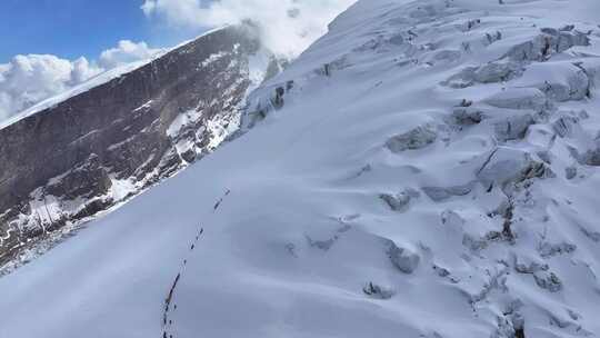 航拍冰川之父慕士塔格峰雪山冰川上的登山队