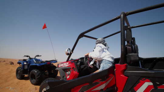 年轻女子进入沙漠之旅的沙滩车
