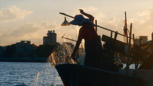 黄昏日落渔船渔民捕鱼下网拉网