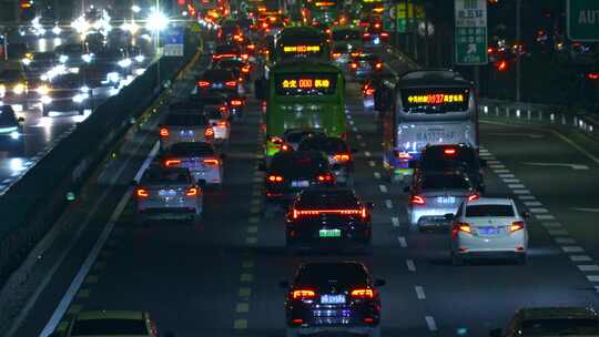 城市夜晚车水马龙