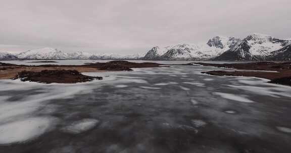 冰冻的峡湾紧挨着白雪覆盖的山脉天线