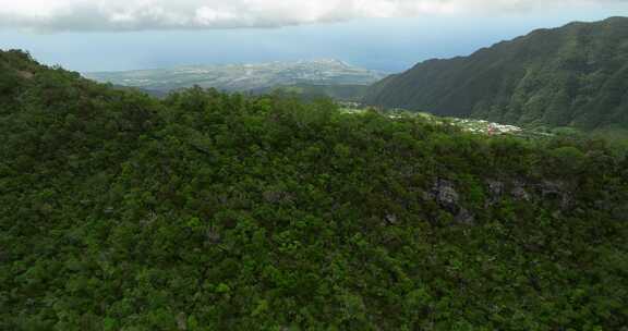 留尼汪岛，城镇，山脉，山谷