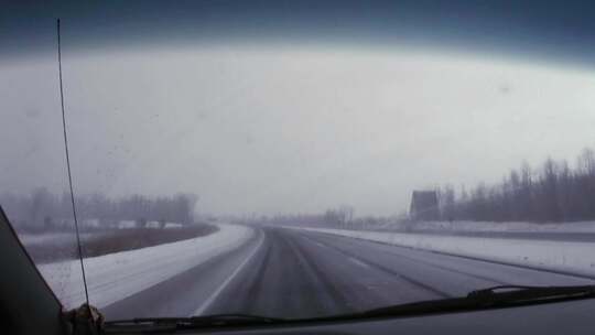 恶劣天气条件下在高速公路上行驶的危险汽车视频素材模板下载