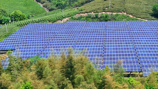 山区荒地起伏山地光伏太阳能发电站