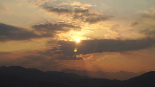 傍晚黄昏日落实拍天空阳光云朵丁达尔耶稣光视频素材模板下载