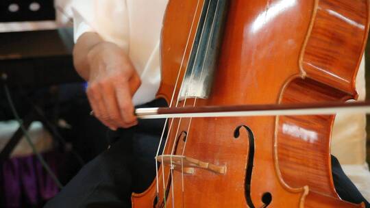 大提琴乐器演奏局部特写视频素材模板下载