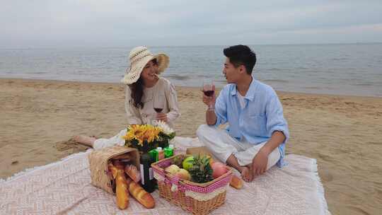 一家人假期在海边旅游度假