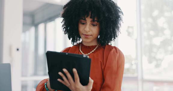 搜索、平板电脑和与商业女性的交流，用于社