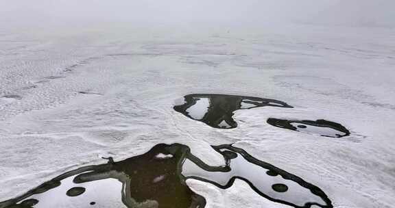 下雪天被大雪覆盖的湖面新疆喀拉库里湖喀湖