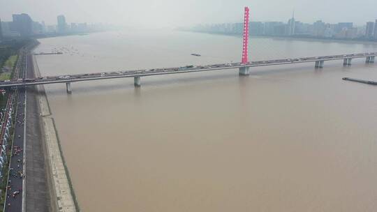 杭州奥体跨江大桥车流人流视频素材模板下载