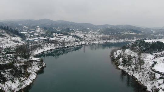 航拍河流冬天雪景